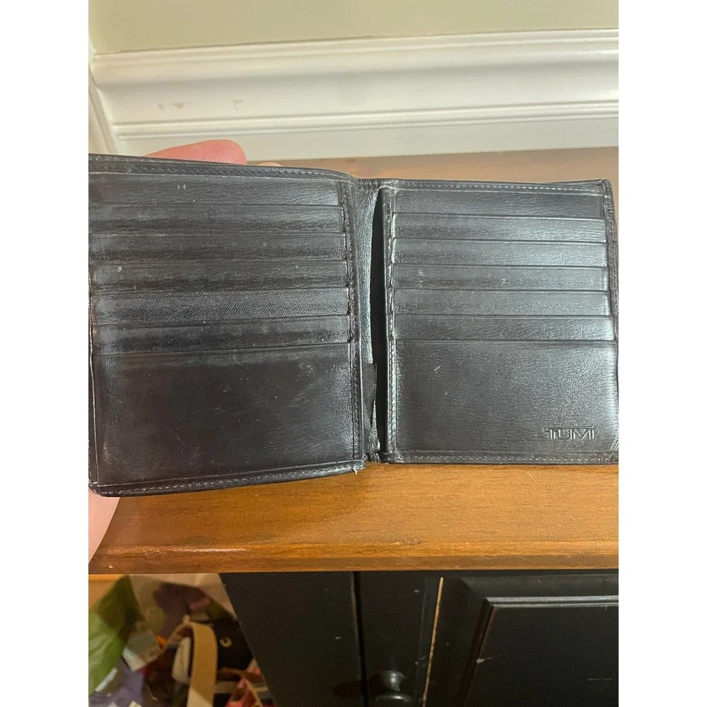 Tumi Mens Black Leather Bifold Wallet Card Case Organizer Classic Logo